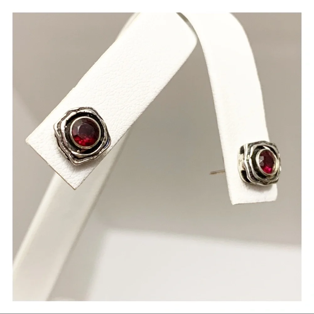 Vintage sterling silver and faceted garnet boho stud earrings - Picture 10 of 11
